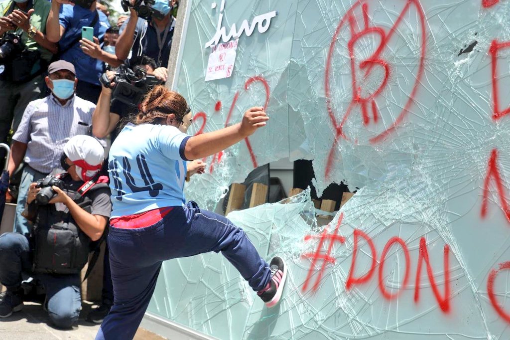 actos-vandalicos-y-destruccion-dejo-protesta-pacifica-convocada-por-arena-y-fmln
